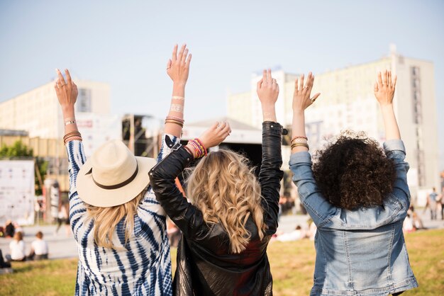 Hermosas mujeres jóvenes divirtiéndose juntos