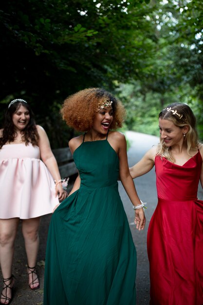 Hermosas mujeres jóvenes divirtiéndose en su fiesta de graduación