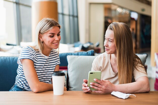 Hermosas mujeres jóvenes relajándose juntos