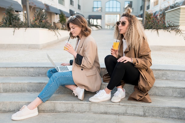 Hermosas mujeres jóvenes relajantes juntos