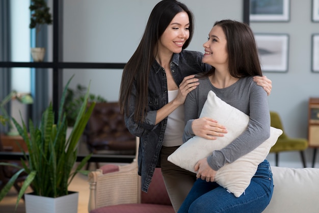 Foto gratuita hermosas mujeres jóvenes sonriendo el uno al otro