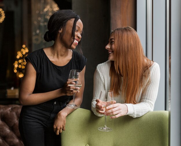 Hermosas mujeres jóvenes sonriendo el uno al otro