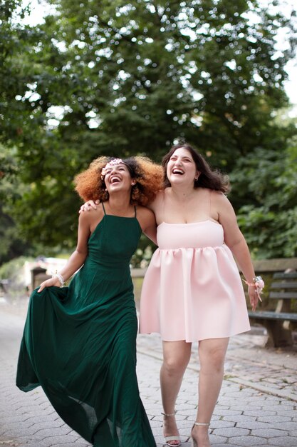 Hermosas mujeres jóvenes en su fiesta de graduación