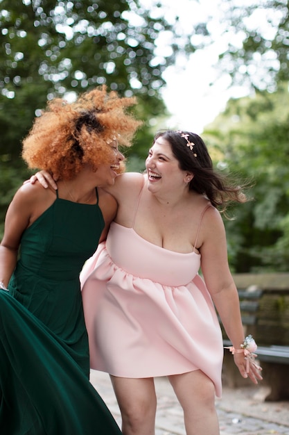 Hermosas mujeres jóvenes en su fiesta de graduación