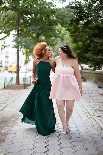 Hermosas mujeres jóvenes en su fiesta de graduación