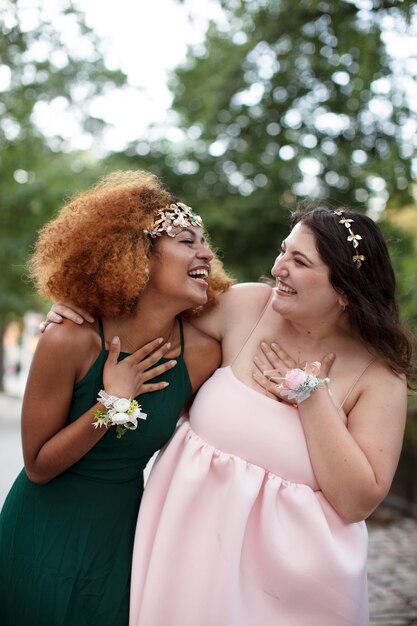 Hermosas mujeres jóvenes en su fiesta de graduación