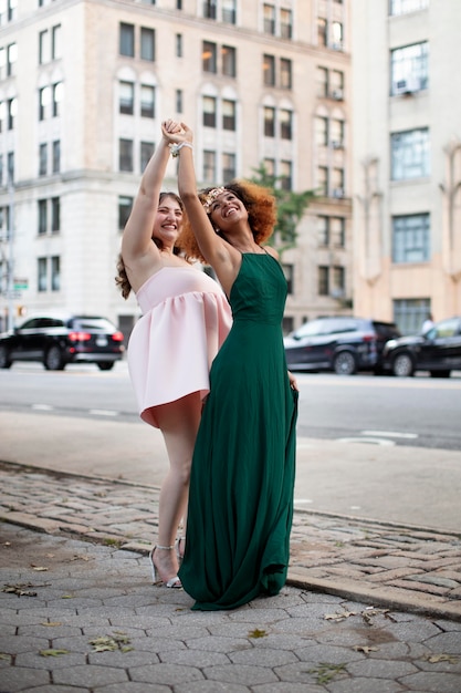 Foto gratuita hermosas mujeres jóvenes en su fiesta de graduación