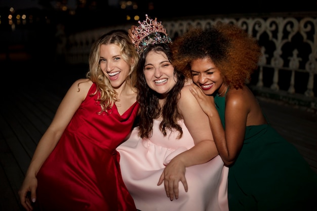 Foto gratuita hermosas mujeres jóvenes en su noche de graduación