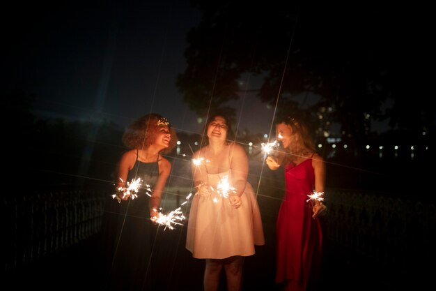 Hermosas mujeres jóvenes en su noche de graduación