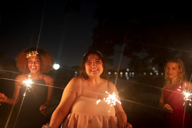 Hermosas mujeres jóvenes en su noche de graduación