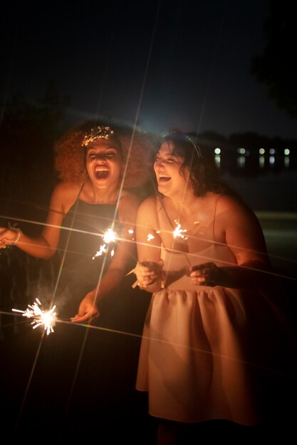 Hermosas mujeres jóvenes en su noche de graduación