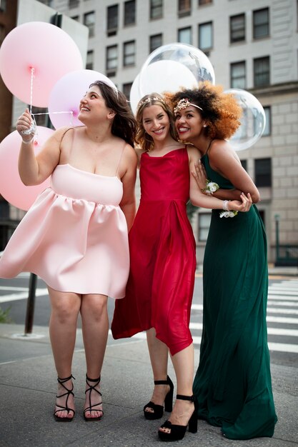 Hermosas mujeres jóvenes en sus vestidos de graduación