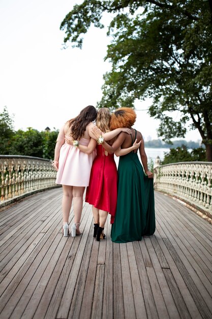 Hermosas mujeres jóvenes en sus vestidos de graduación