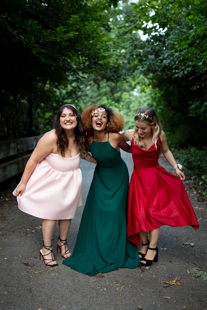 Hermosas mujeres jóvenes en sus vestidos de graduación