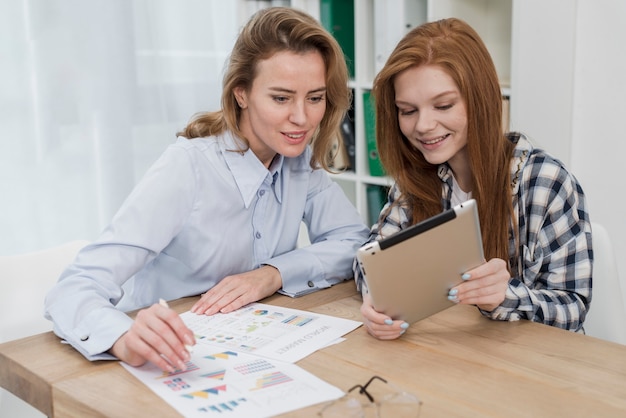 Hermosas mujeres jóvenes trabajando juntas