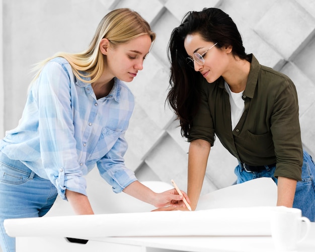 Hermosas mujeres jóvenes trabajando juntas