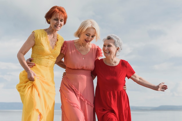 Foto gratuita hermosas mujeres mayores juntas