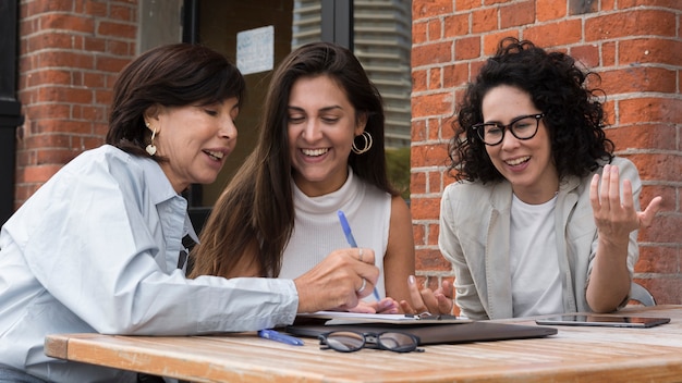 Hermosas mujeres modernas trabajando afuera