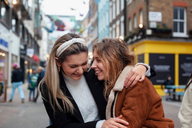 Hermosas mujeres pasando tiempo de calidad juntas