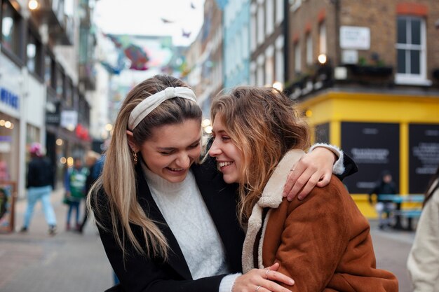 Hermosas mujeres pasando tiempo de calidad juntas