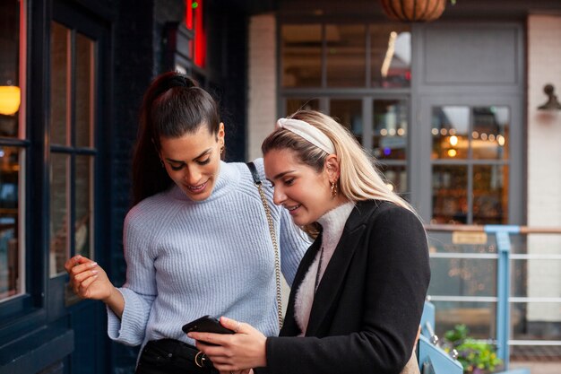 Hermosas mujeres pasando tiempo de calidad juntas