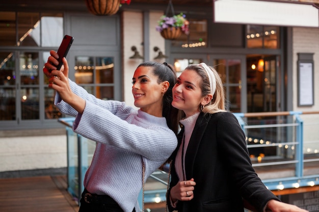 Foto gratuita hermosas mujeres pasando tiempo de calidad juntas