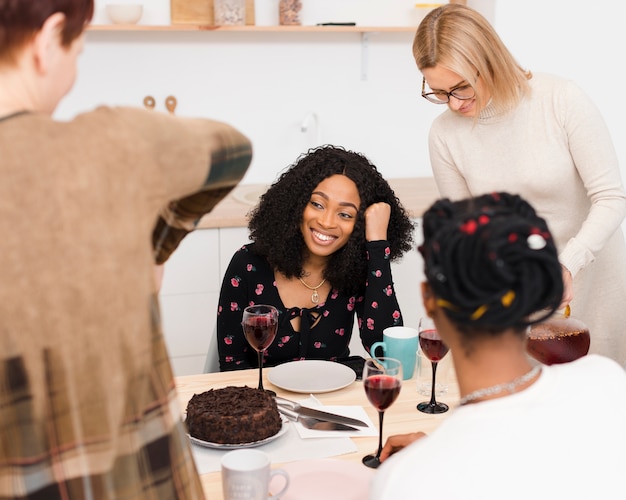 Foto gratuita hermosas mujeres pasar tiempo juntas en una mesa