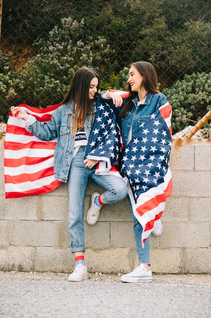 Hermosas mujeres posando con banderas