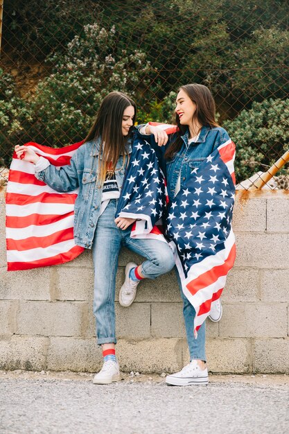 Hermosas mujeres posando con banderas