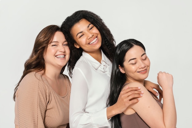 Hermosas mujeres posando juntos