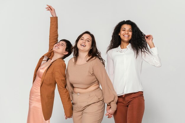 Hermosas mujeres posando juntos