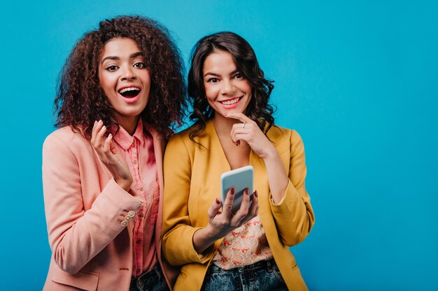 Hermosas mujeres posando con teléfono