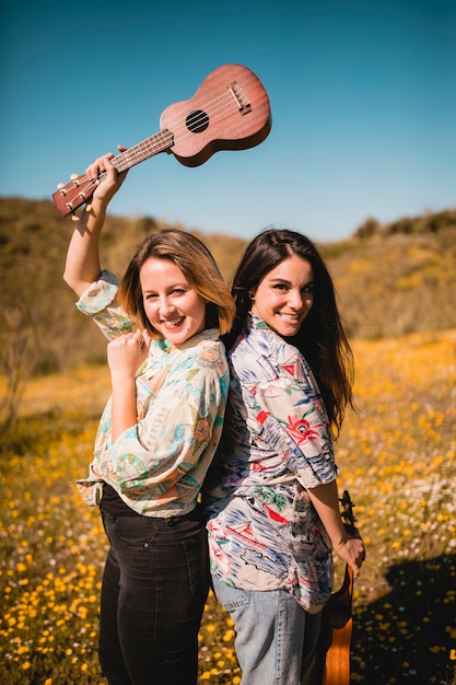 Hermosas mujeres posando con ukeleles