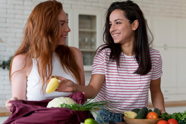 Hermosas mujeres preparando juntos su cena