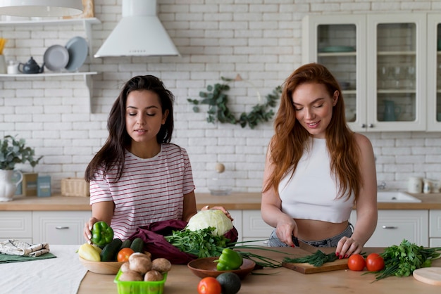 Hermosas mujeres preparando juntos su cena