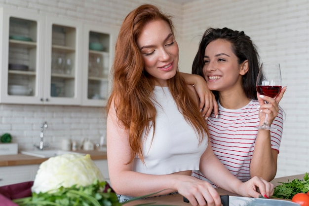 Hermosas mujeres preparando juntos su cena