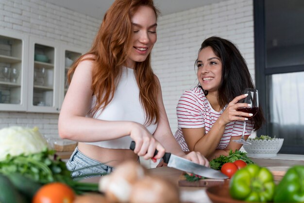 Hermosas mujeres preparando juntos su cena