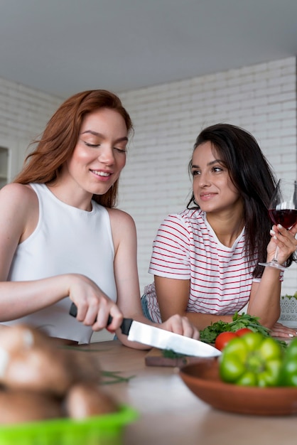 Hermosas mujeres preparando juntos su cena