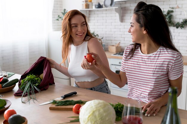 Hermosas mujeres preparando juntos su cena