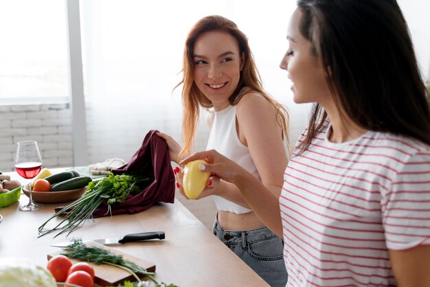 Hermosas mujeres preparando juntos su cena