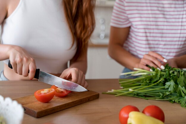 Hermosas mujeres preparando juntos su cena