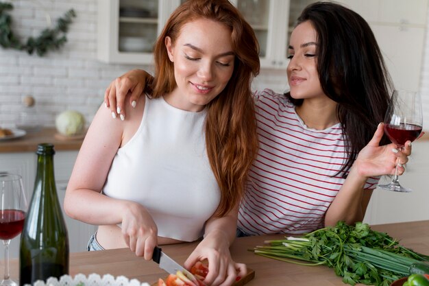 Hermosas mujeres preparando juntos su cena