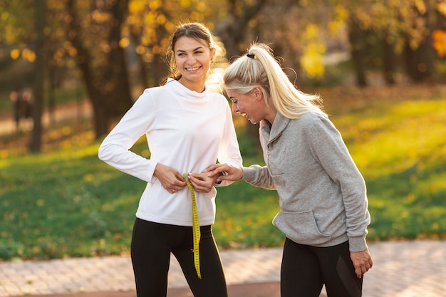 Foto gratuita hermosas mujeres preparándose para entrenar