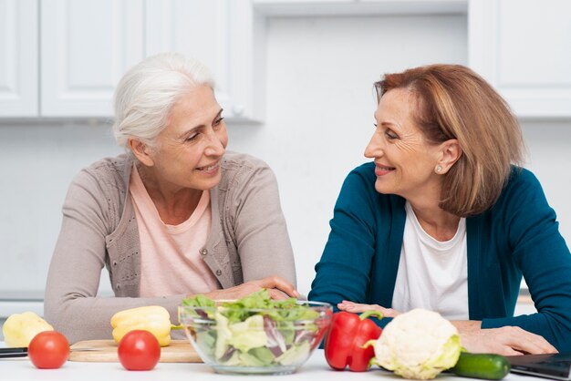 Hermosas mujeres sonriendo el uno al otro