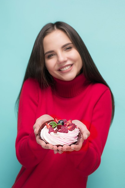 Hermosas mujeres sosteniendo pastel pequeño