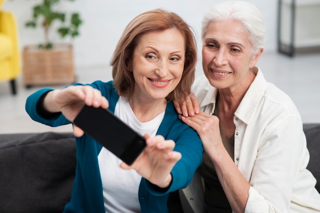 Hermosas mujeres tomando una selfie juntos