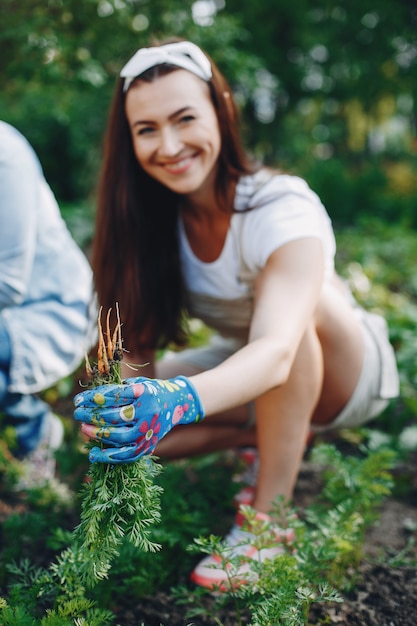 Foto gratuita hermosas mujeres trabaja en un jardín.