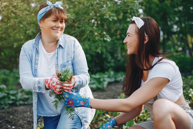 Hermosas mujeres trabaja en un jardín.