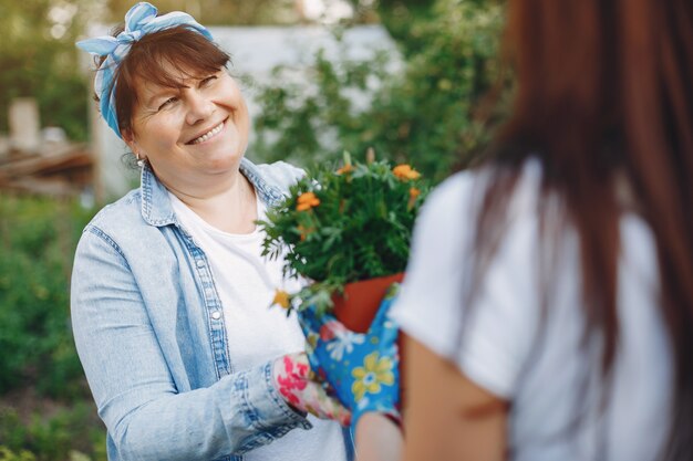 Hermosas mujeres trabaja en un jardín.