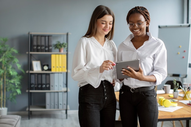 Foto gratuita hermosas mujeres trabajando juntas en una empresa de nueva creación